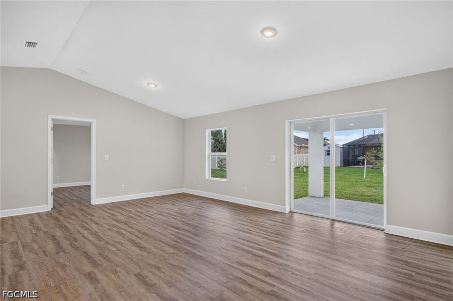 Spacious, unfurnished interior of a new home in Cape Coral, Cape Coral (Image 12).