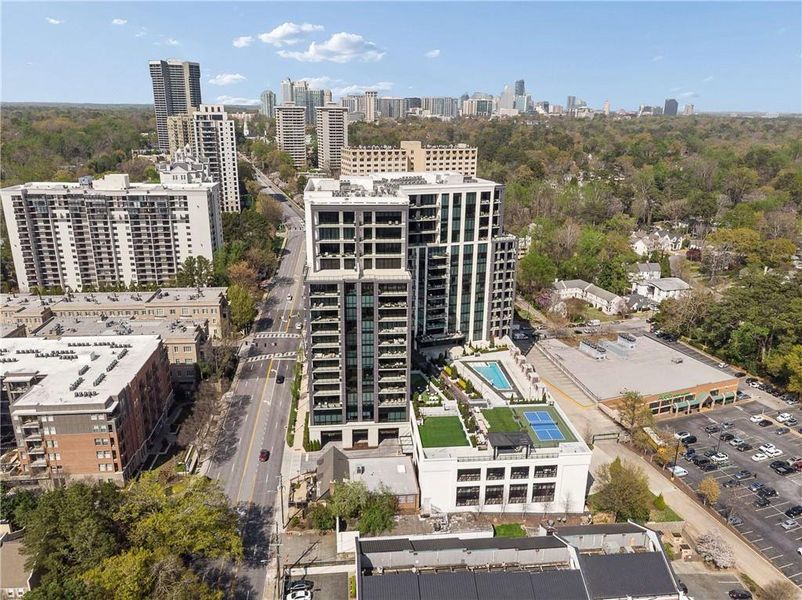 Condo located in Atlanta, GA showcasing its design and architecture (Image 22).