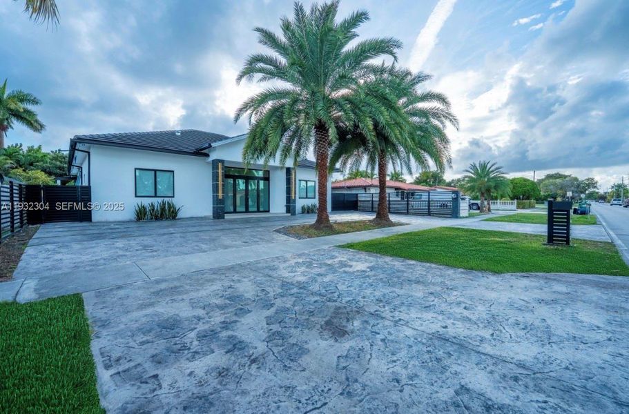 Exterior details and patio area of a home in , Miami (Image 29).