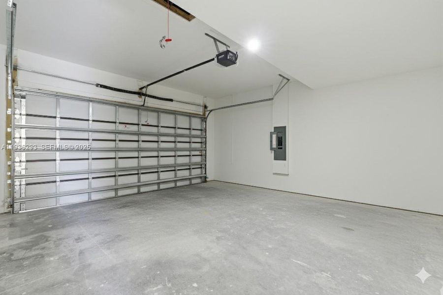 Spacious, unfurnished interior of a new home in , Cape Coral (Image 50).