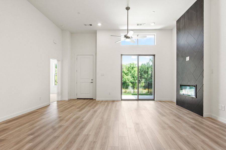 Spacious, unfurnished interior of a new home in Cottonwood Creek, Rowlett (Image 20).