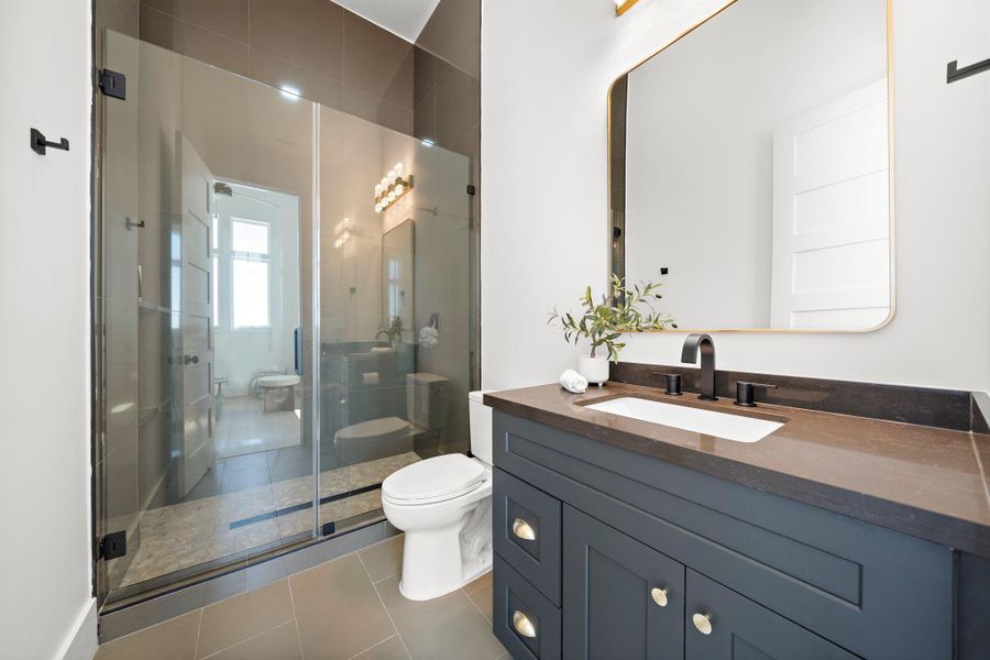 Secondary En-suite. Secondary En-suite.