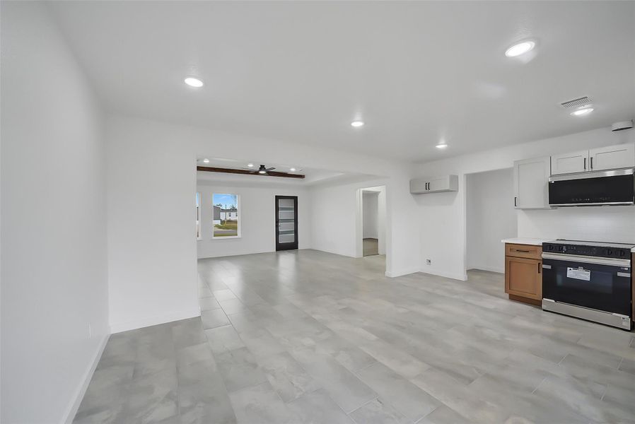 Spacious, unfurnished interior of a new home in , Conroe (Image 24).