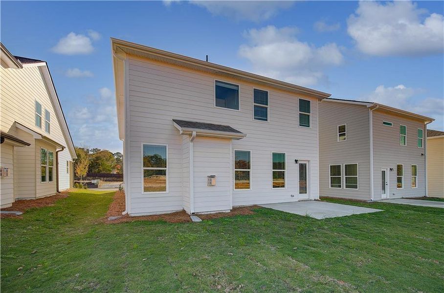 Exterior details and patio area of a home in Abbotts Crossing, Conyers (Image 4).