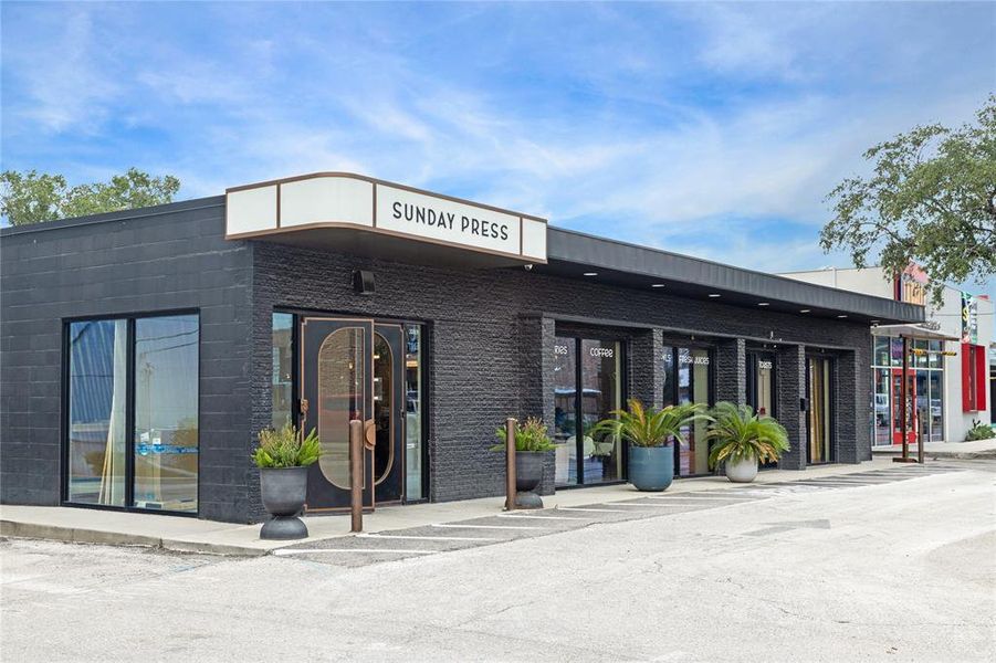 Your cozy neighborhood coffee spot, Sunday Press, serves up expertly brewed coffee, juices and drinks plus has  delicious food options. Perfect for a relaxed morning or a productive afternoon, this charming café invites you to unwind and savor the moment.