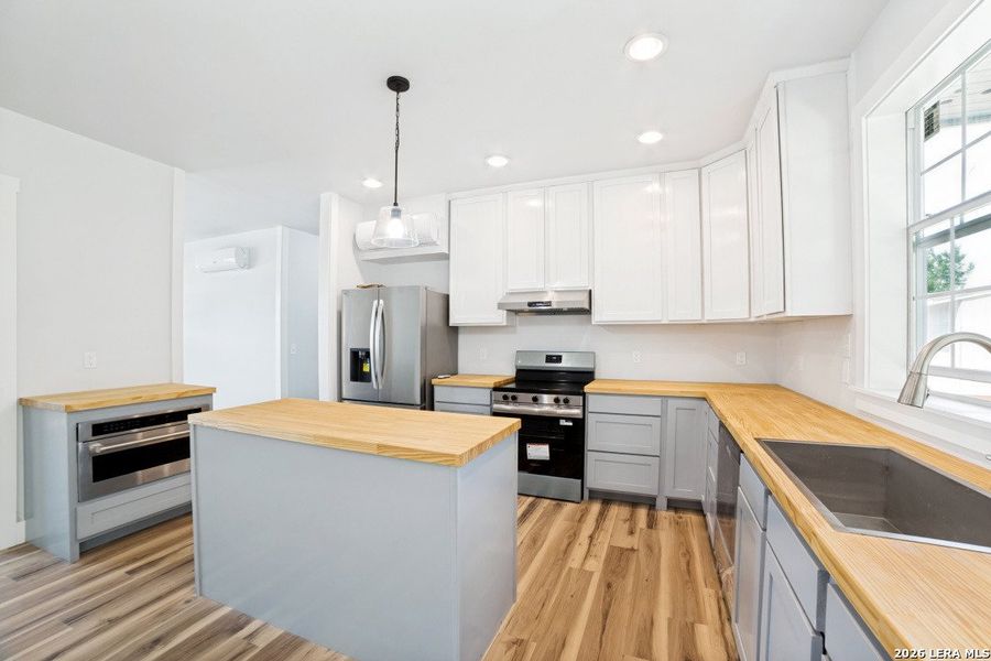 Furnished interior view inside a new home in , Bandera (Image 4).
