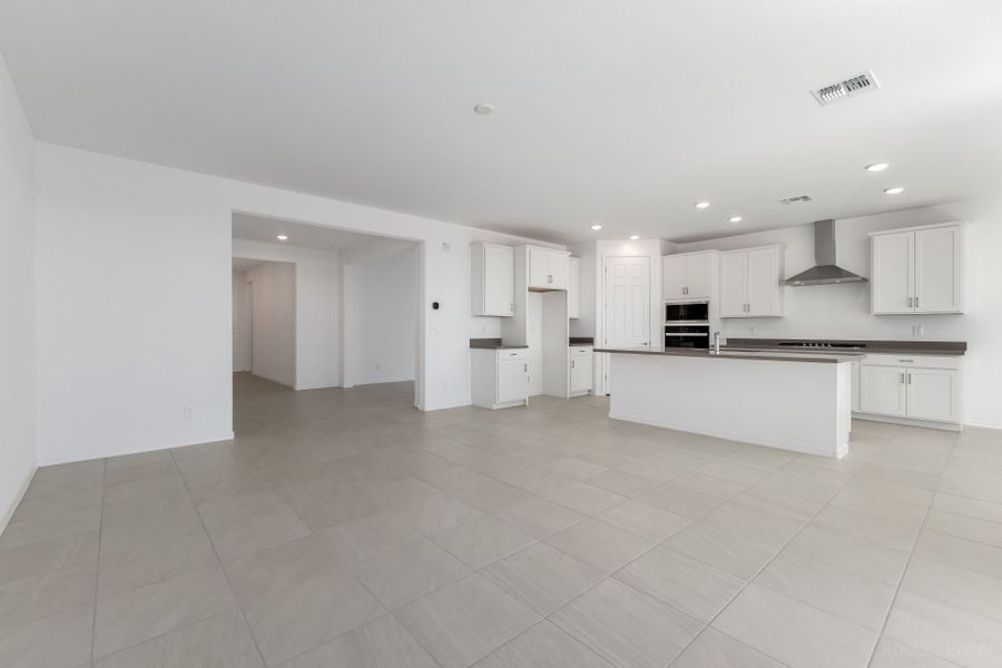 Spacious, unfurnished interior of a new home in Las Ventanas, Goodyear (Image 9).