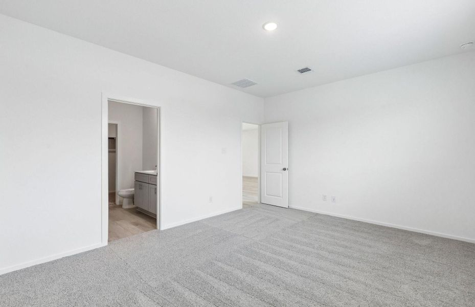 Spacious, unfurnished interior of a new home in Stokesbury, Waller (Image 22).