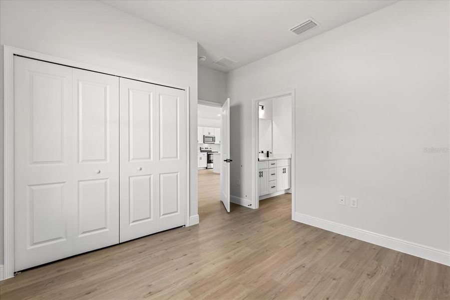 Spacious, unfurnished interior of a new home in , Ocala (Image 30).