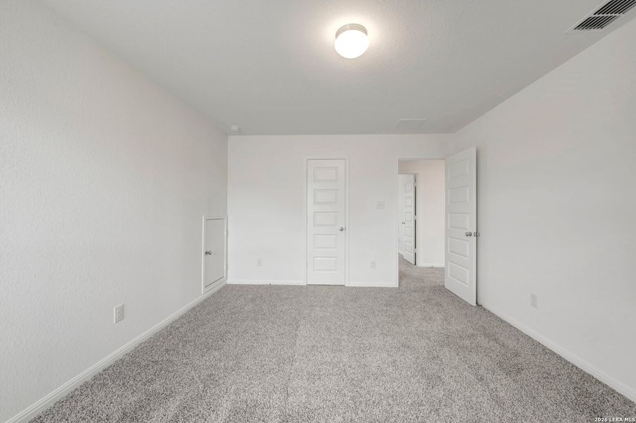 Spacious, unfurnished interior of a new home in Mesquite Ridge, San Antonio (Image 29).