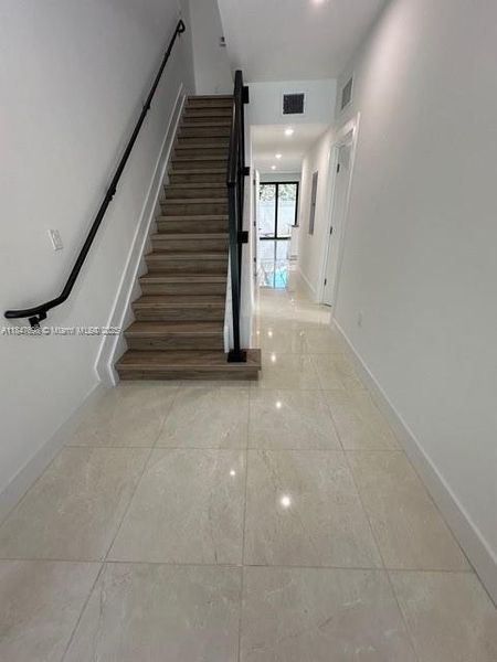 Spacious, unfurnished interior of a new home in , Dania Beach (Image 14).