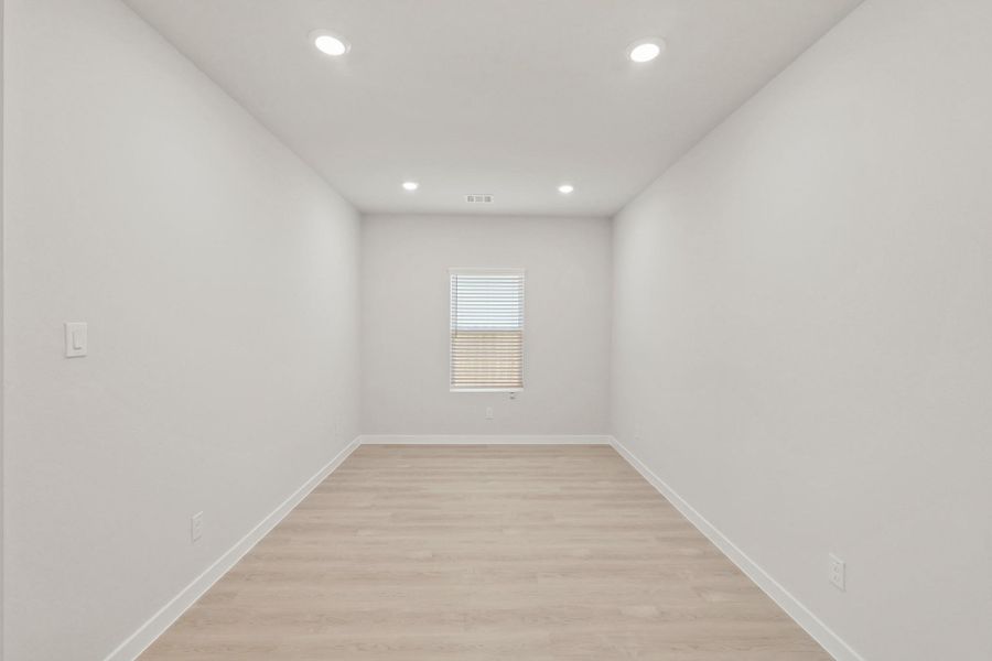 Spacious, unfurnished interior of a new home in Caney Mills, Conroe (Image 17).