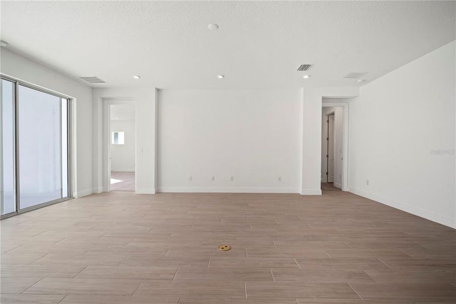 Spacious, unfurnished interior of a new home in Fieldstone, Plant City (Image 24).