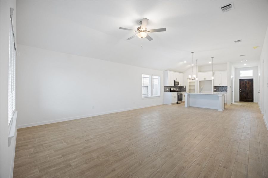 Spacious, unfurnished interior of a new home in Glendale Lakes, Rosharon (Image 12).