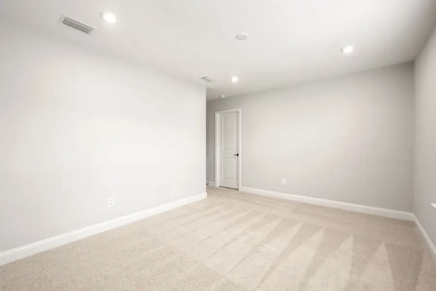 Spacious, unfurnished interior of a new home in Waterways, Richmond Hill (Image 21).