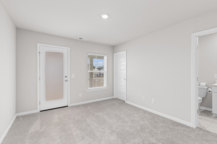 Spacious, unfurnished interior of a new home in Sweetgrass at Summers Corner, Summerville (Image 30).