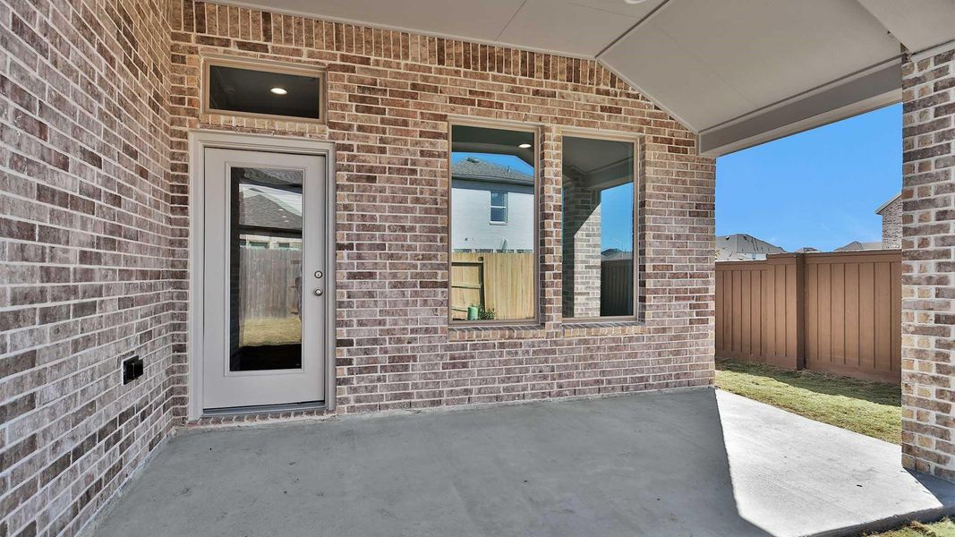 Exterior details and patio area of a home in Brookewater, Rosenberg (Image 3).