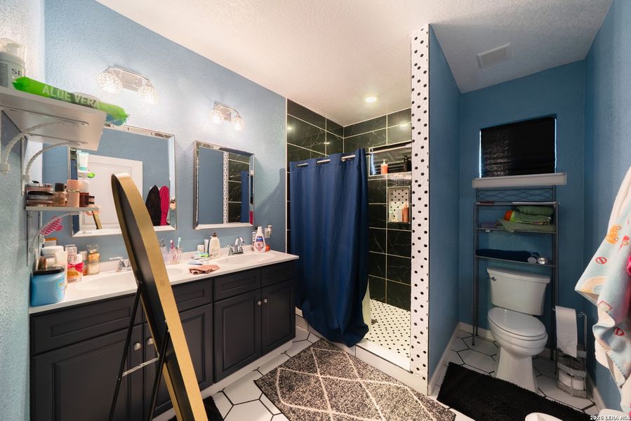 Furnished interior view inside a new home in , Schertz (Image 8).