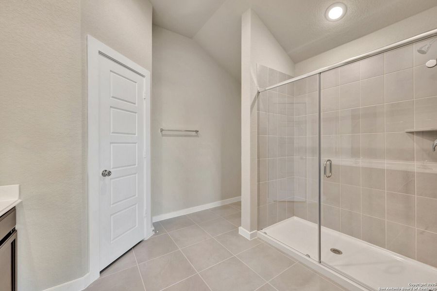 Spacious, unfurnished interior of a new home in Winding Brook, San Antonio (Image 31). Spacious, unfurnished interior of a new home in Winding Brook, San Antonio (Image 31).