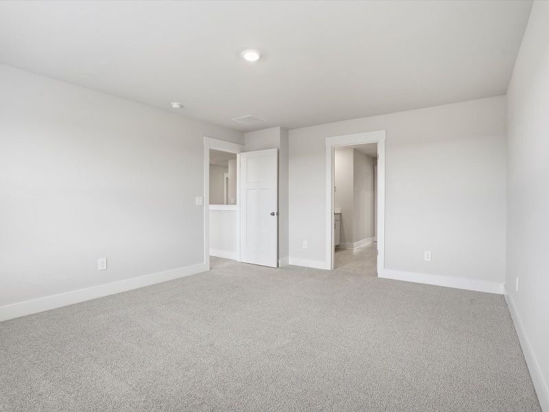 Spacious, unfurnished interior of a new home in Ashby Woods, Boiling Springs (Image 13).
