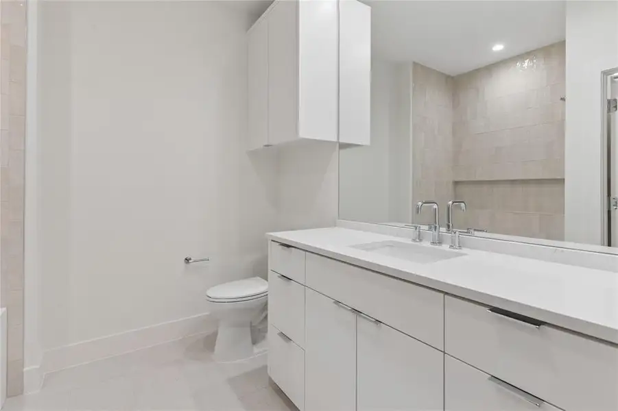 Furnished interior view inside a new home in , Dallas (Image 19).