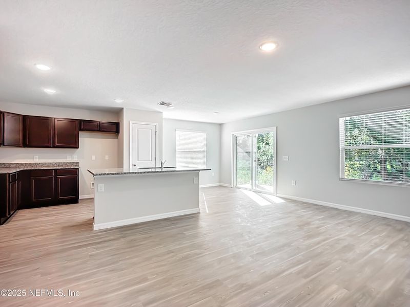 Spacious, unfurnished interior of a new home in , Jacksonville (Image 8).
