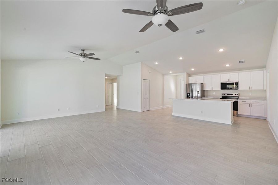 Spacious, unfurnished interior of a new home in Cape Coral, Cape Coral (Image 16).