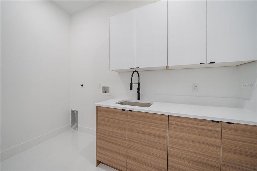 Laundry room, equipped with sink and electrical stubs for W/D