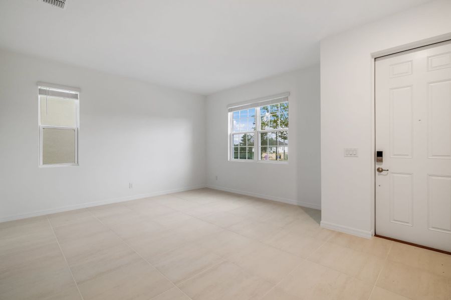 Spacious, unfurnished interior of a new home in Trinity Gardens, Deland (Image 15).
