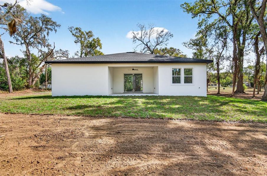 Exterior details and patio area of a home in , Dade City (Image 4).