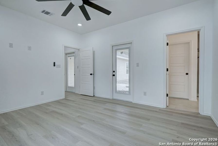 Spacious, unfurnished interior of a new home in , San Antonio (Image 27).