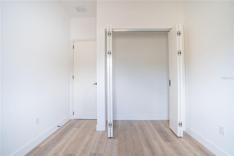 Spacious, unfurnished interior of a new home in , Homosassa (Image 24).