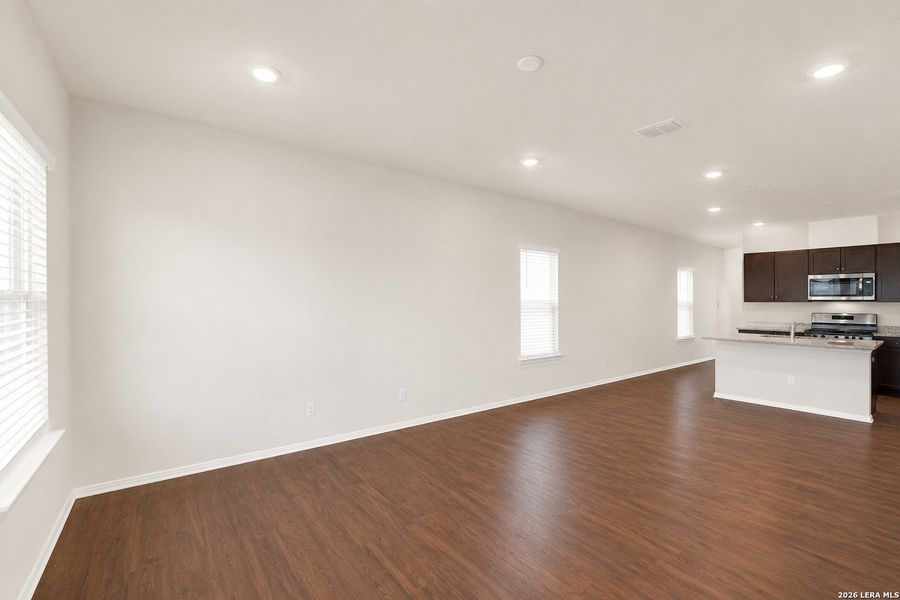 Spacious, unfurnished interior of a new home in The Links at River Bend, Floresville (Image 20). Spacious, unfurnished interior of a new home in The Links at River Bend, Floresville (Image 20).