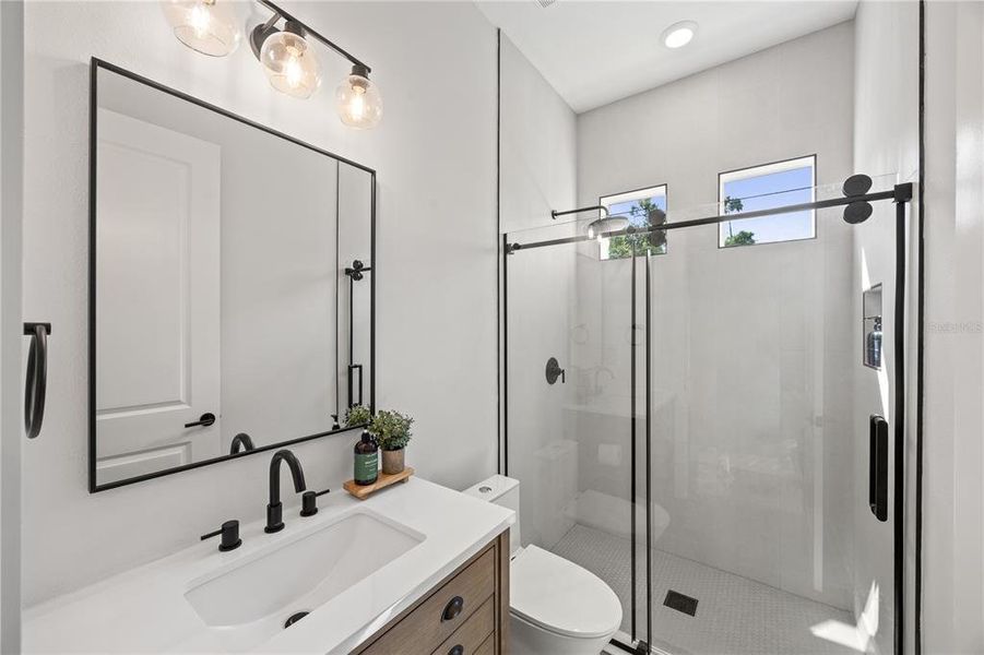 Guest Bath shared between 2 bedrooms Guest Bath shared between 2 bedrooms