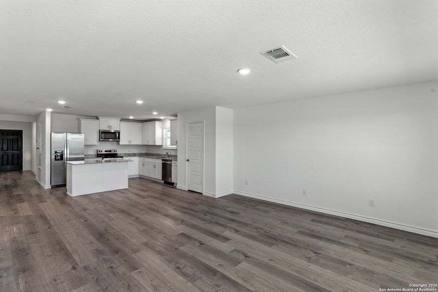 Spacious, unfurnished interior of a new home in Vista Real, Converse (Image 20).