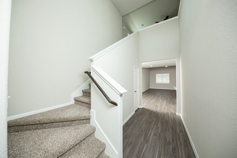 Spacious, unfurnished interior of a new home in Mackenzie Creek, Conroe (Image 7).