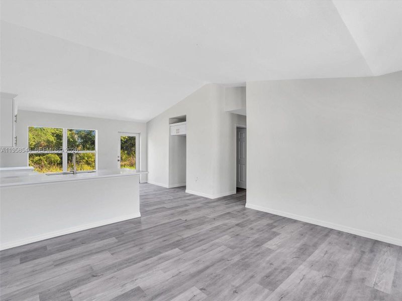 Spacious, unfurnished interior of a new home in , Lehigh Acres (Image 10).