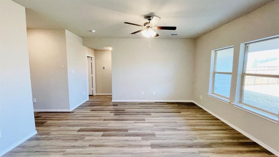 Spacious, unfurnished interior of a new home in Sunnycreek, Fort Worth (Image 13).