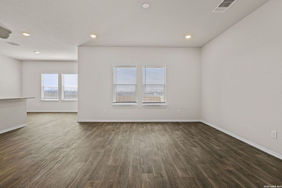 Spacious, unfurnished interior of a new home in Stonehill, San Antonio (Image 19).