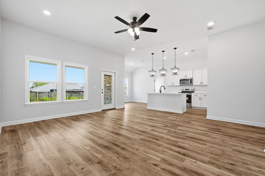 Spacious, unfurnished interior of a new home in Barton's Bend, Crestview (Image 22).