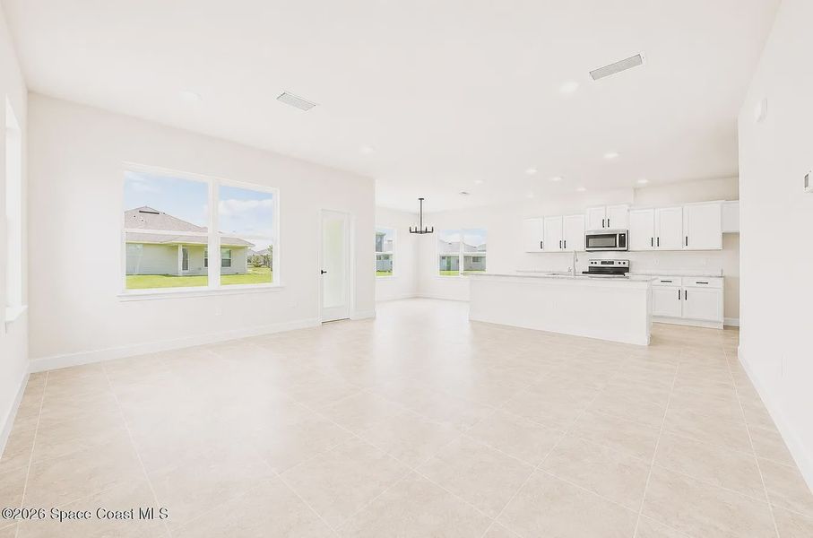 Spacious, unfurnished interior of a new home in St. John's Preserve, Palm Bay (Image 17).