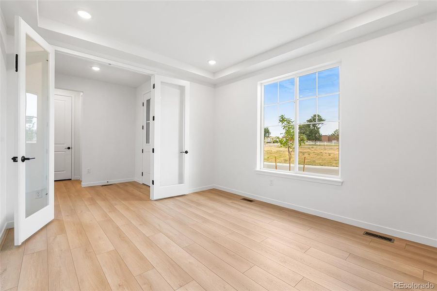 Spacious, unfurnished interior of a new home in Sterling Ranch, Littleton (Image 23).