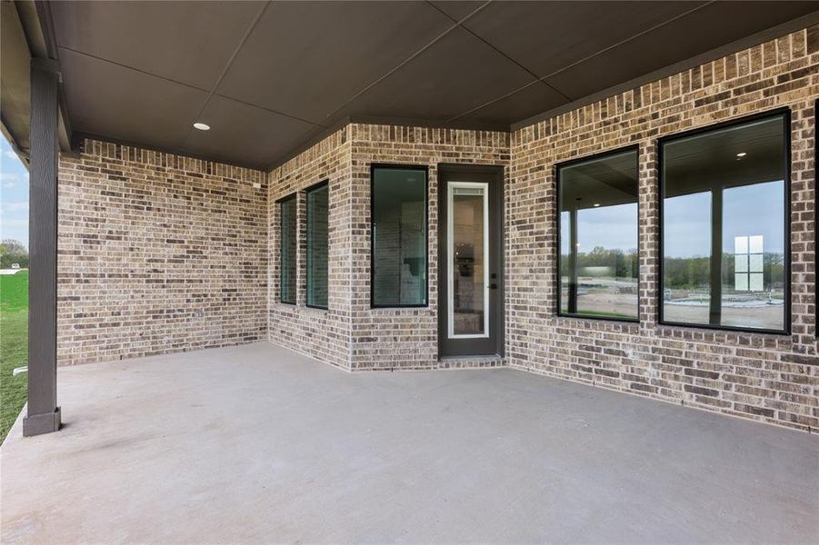 Exterior details and patio area of a home in King Crossing Estates, Van Alstyne (Image 3).