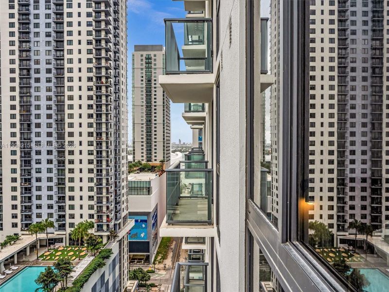 Condo located in Miami, FL showcasing its design and architecture (Image 23).