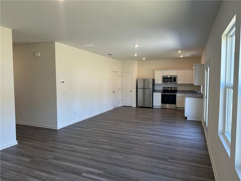 Spacious, unfurnished interior of a new home in Mt. Tabor Ridge, Dallas (Image 10).