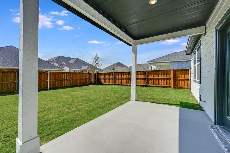 Exterior details and patio area of a home in Madero 50s, Fort Worth (Image 2).