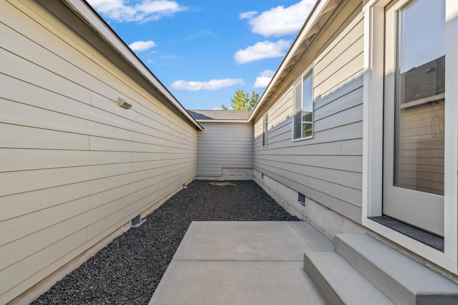 Exterior details and patio area of a home in Feather Ridge, Redmond (Image 3).