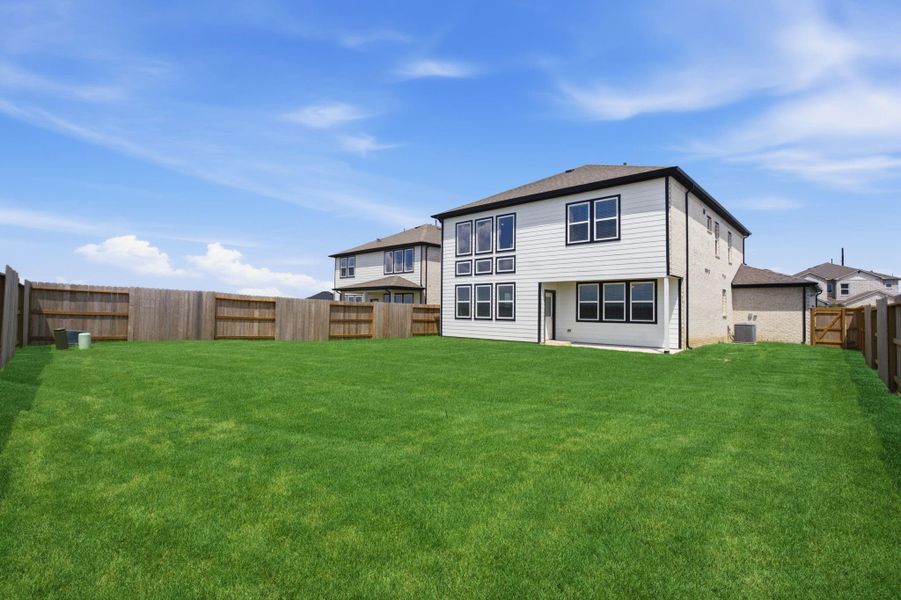 Exterior details and patio area of a home in , Rosharon (Image 28).