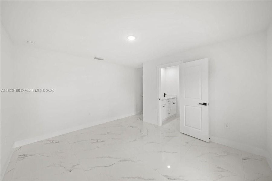 Spacious, unfurnished interior of a new home in , Lehigh Acres (Image 9).