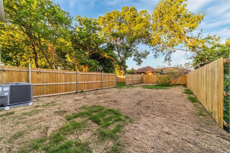 Exterior details and patio area of a home in , Dallas (Image 3).